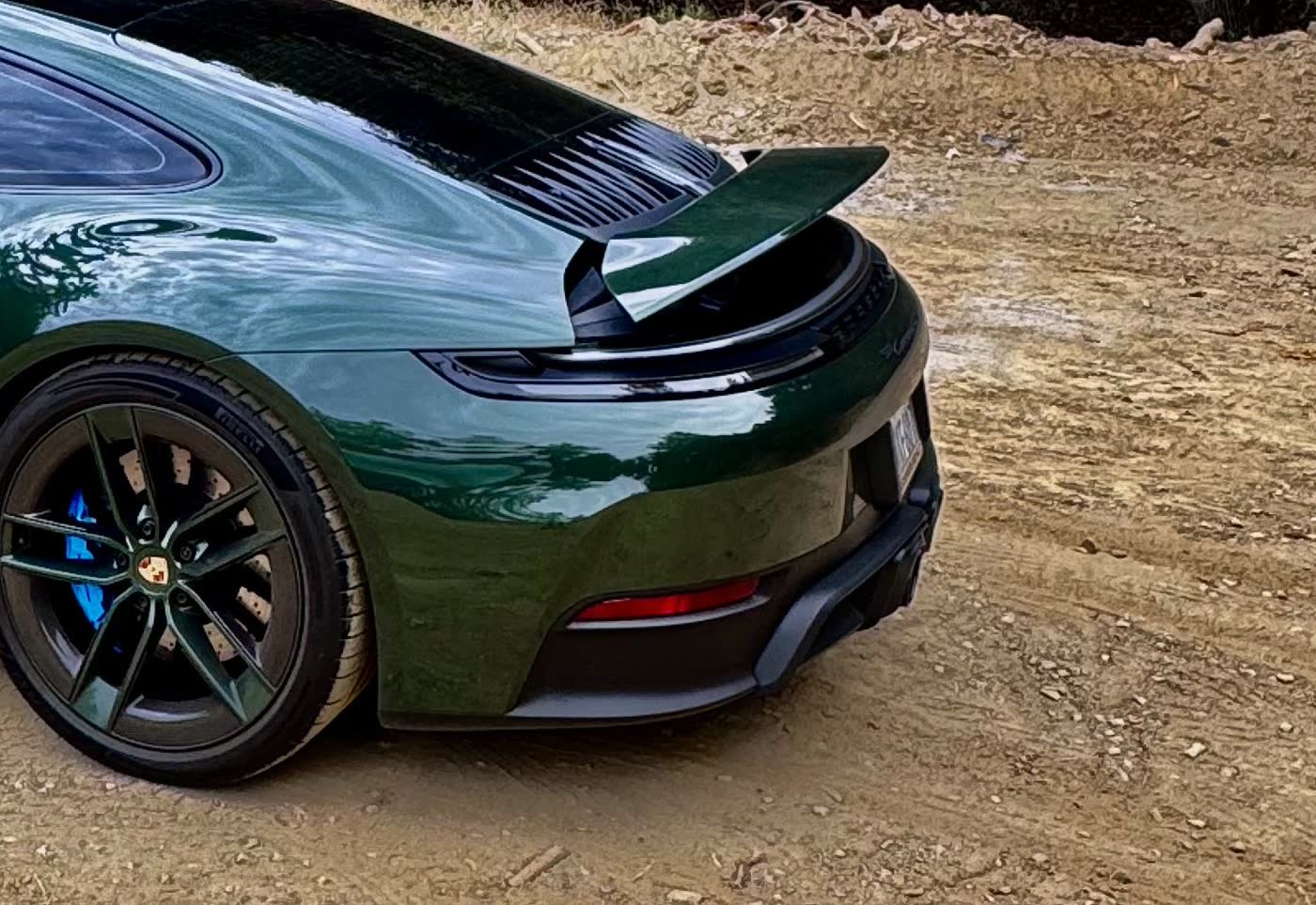 Rear deck and raised spoiler of the oak green 911
